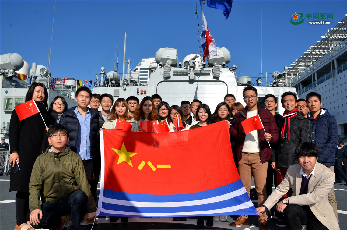 中國留學生同海軍旗合影留念。潘小員 攝