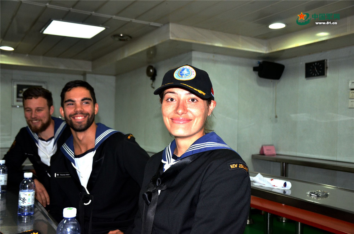 新西蘭女兵戴中國海軍艦帽留念。潘小員 攝
