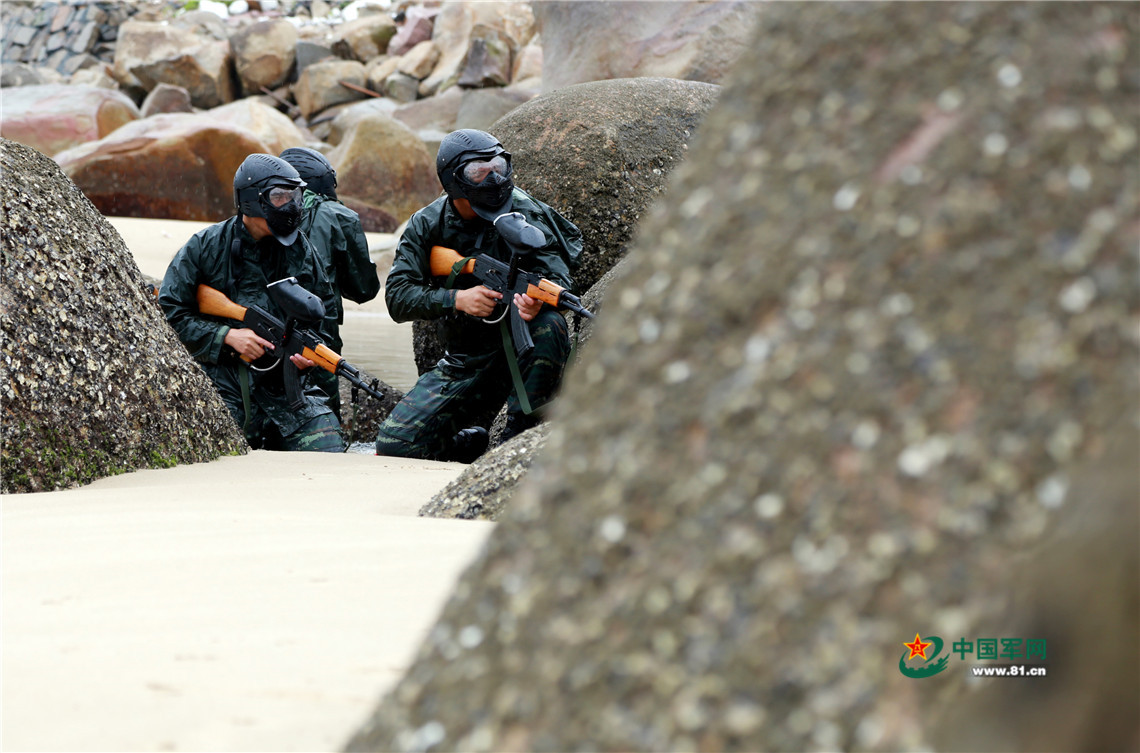 “暴恐分子”利用海邊巨石掩護。