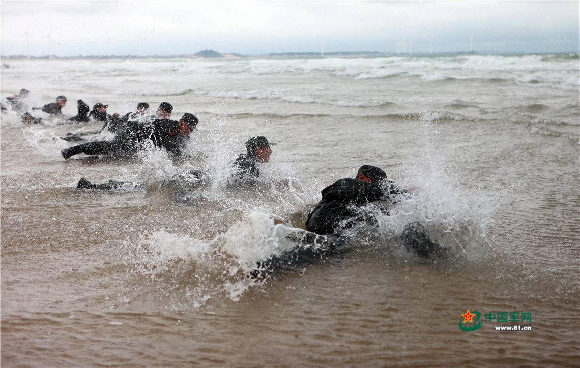 除了紅藍對抗，特戰隊員在淺灘開展摔擒訓練。