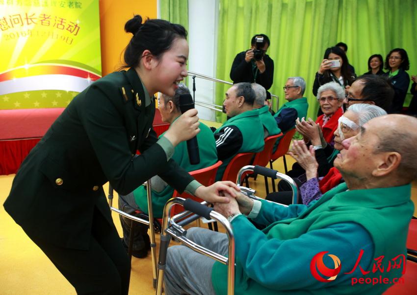 駐香港部隊官兵參加“關愛老人”公益活動 （攝影：周漢青）