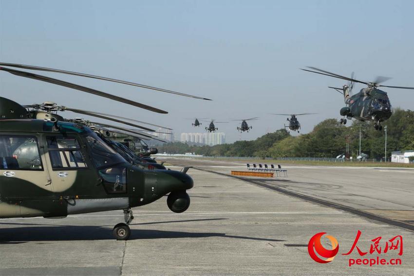 圖為三型直升機在石崗機場進行輪換 （攝影：周漢青）
