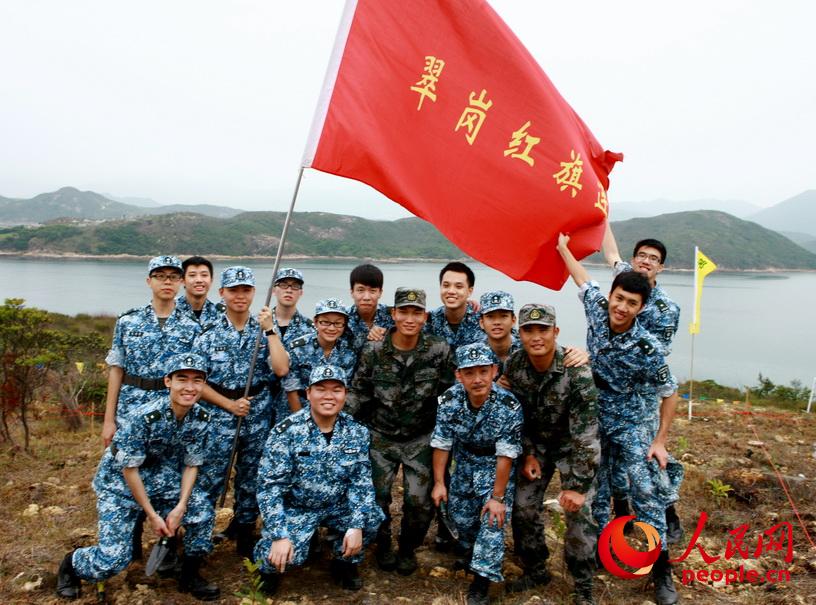 駐香港部隊官兵與夏令營學員一同植樹 （攝影：周漢青 ）
