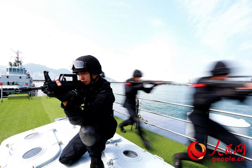 與艦艇大隊協同海上救援演練 （攝影：周漢青）