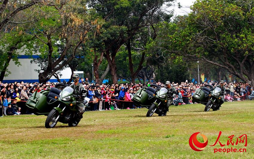 特戰隊員在軍營開放表演摩托車特技駕駛  (攝影：周漢青)