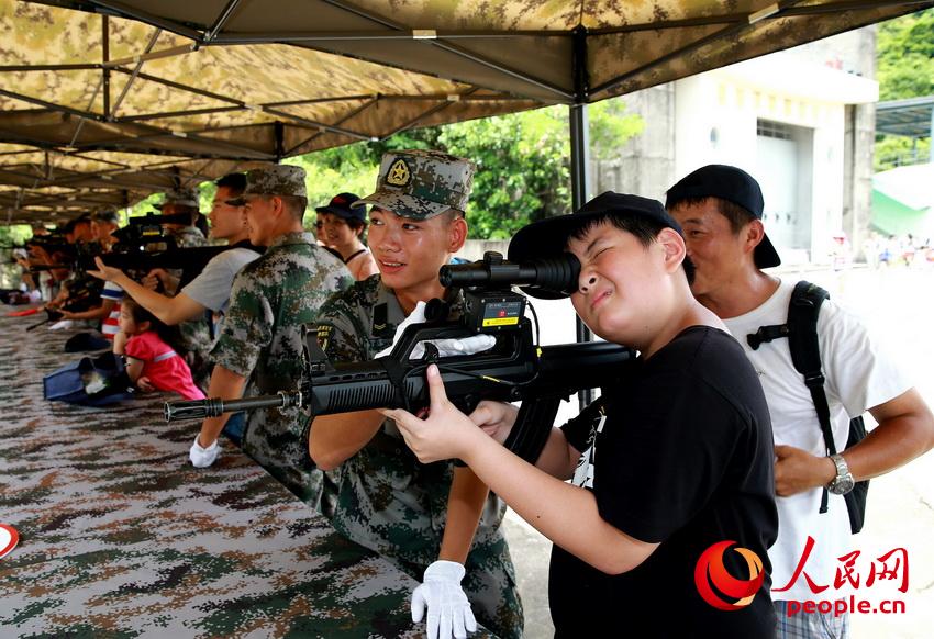 駐軍官兵教小朋友使用模擬激光槍(攝影：周漢青)