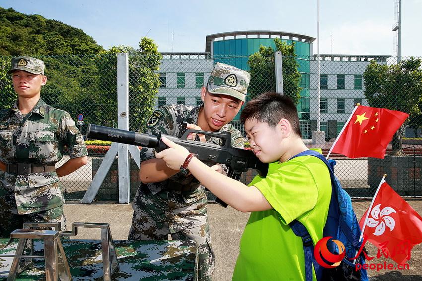 駐軍官兵教香港小朋友使用武器（攝影：易定）  