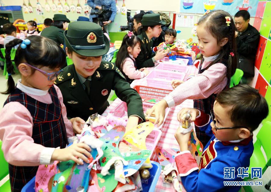 駐香港部隊官兵走進駐地幼稚園，開展“關愛幼童”公益活動（2015年12月15日 周漢青 攝）