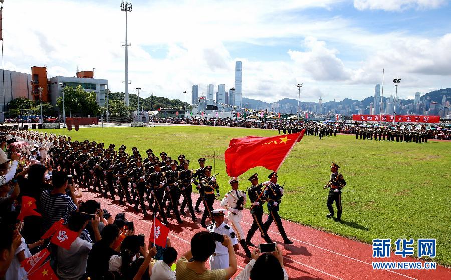 在昂船洲軍營，駐香港部隊儀仗隊在“軍營開放日”中走過觀眾席（2016年7月1日 周漢青 攝）