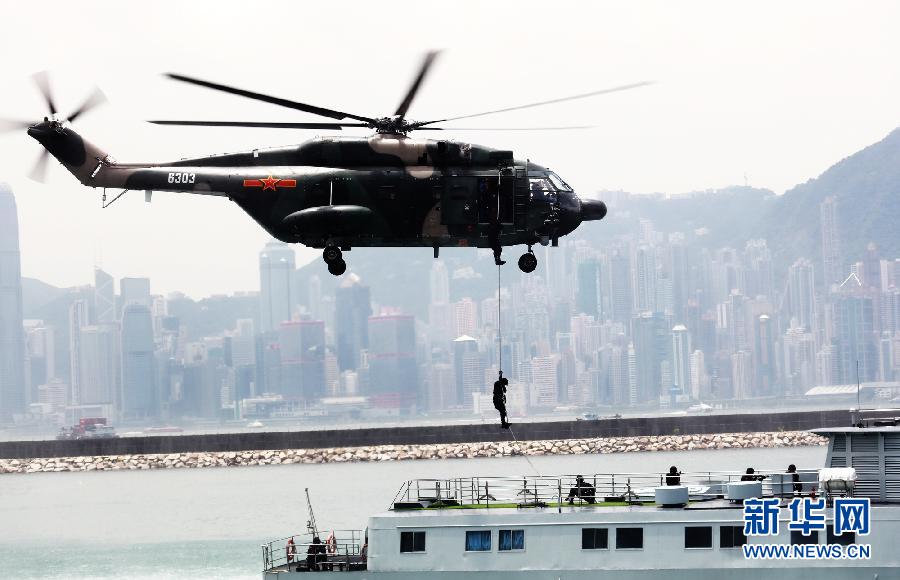 駐香港部隊某旅特戰一連與艦艇大隊協同組織臨檢拿捕（2016年5月11日  易定 攝）