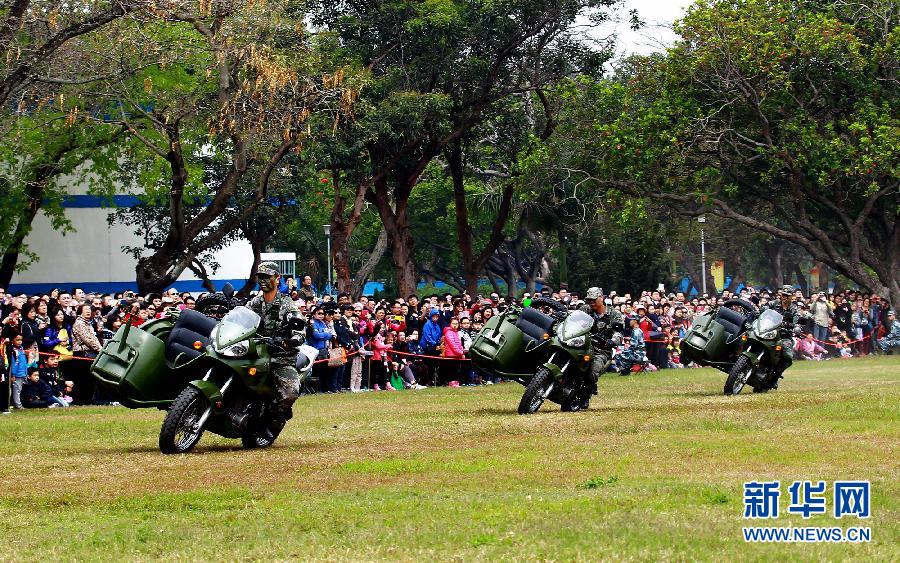 駐香港部隊特戰隊員在“軍營開放日”中進行摩托車特技駕駛演練（2014年3月22日 周漢青 攝）
