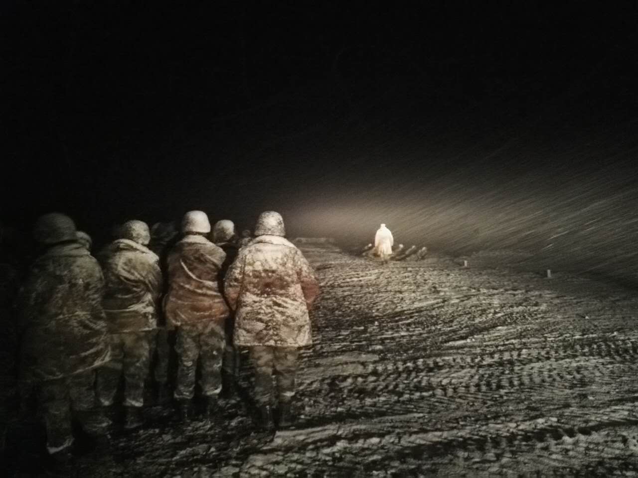 官兵們在風雪中進行訓練 。
