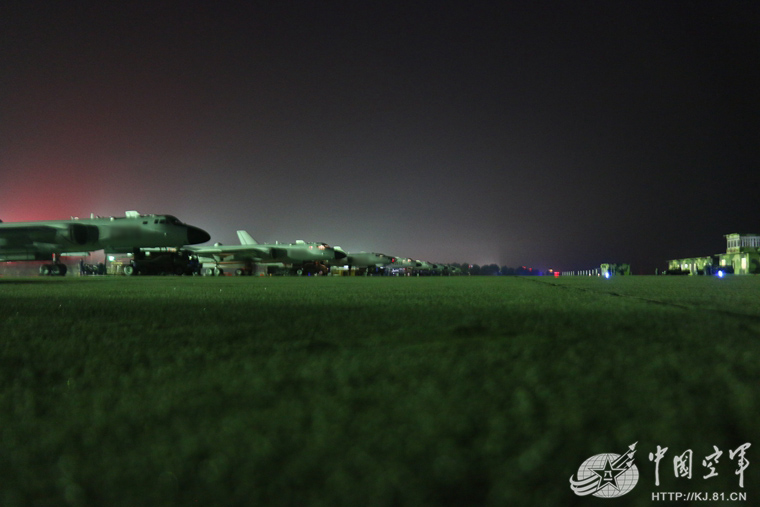 中部戰區空軍航空兵某團的夜間飛行訓練拉開大幕。