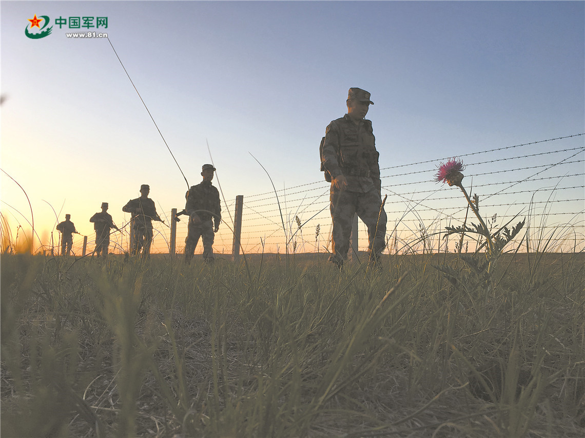 踏著落日的余暉，官兵們巡邏在祖國的邊境線上。