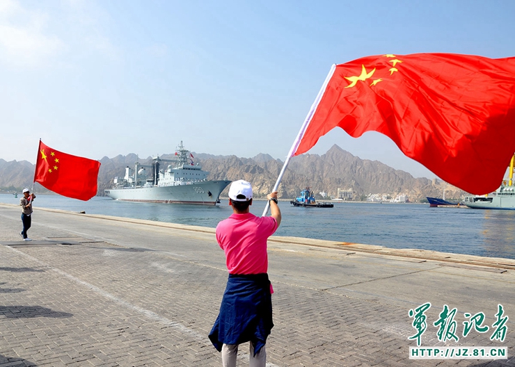 編隊巢湖艦緩緩駛離碼頭，當地華人華僑在碼頭揮舞國旗熱情送行。嚴貴旺 攝