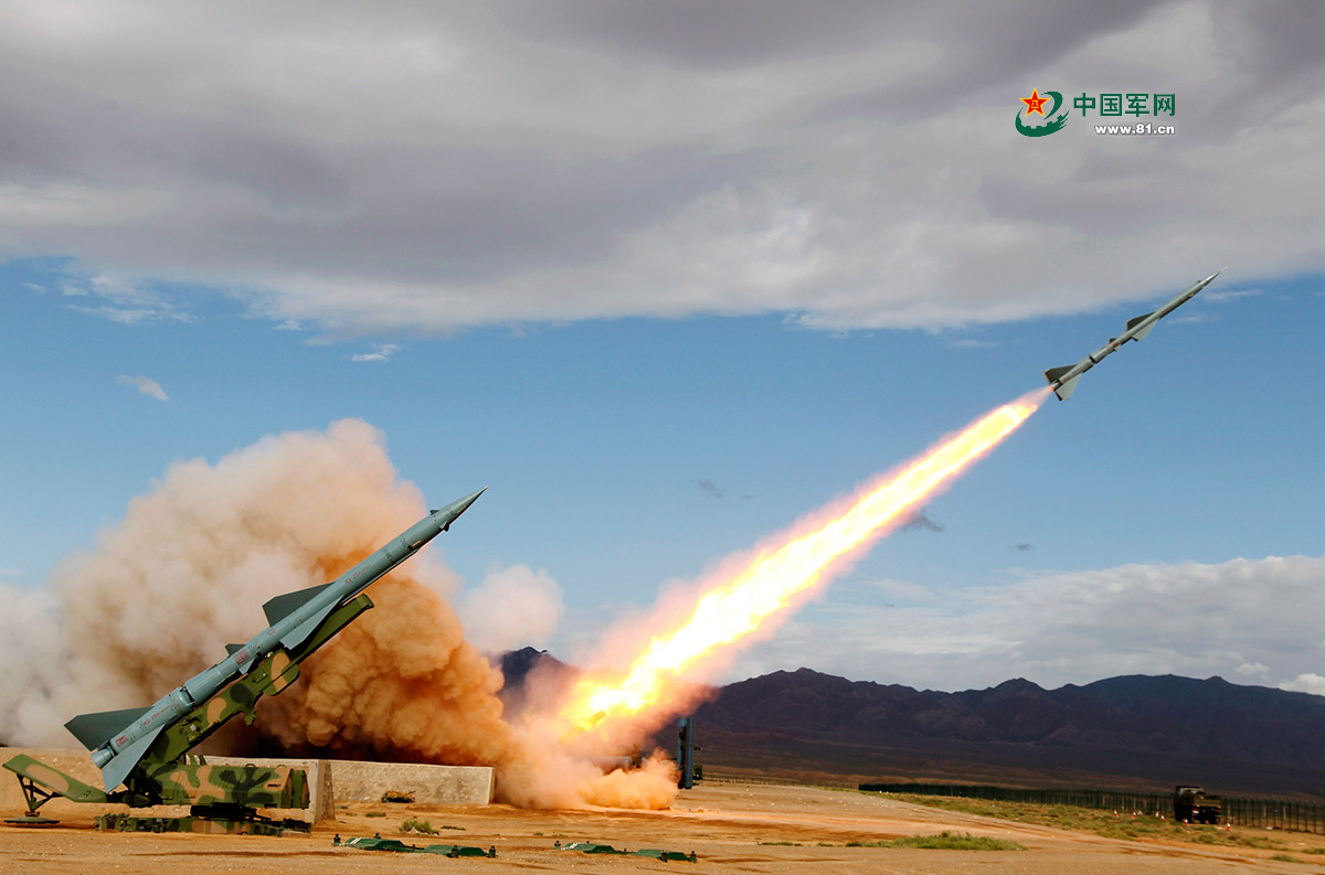 高清:中部戰區空軍沙漠中發射導彈命中目標