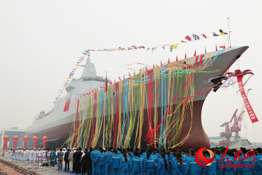 海軍新型驅逐艦首艦下水儀式今天上午在上海江南造船（集團）有限責任公司舉行。