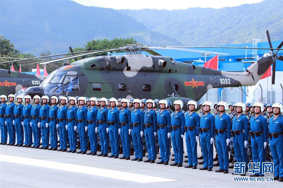 直-8直升機方隊接受檢閱。