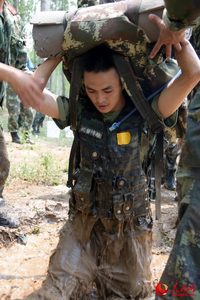 特戰隊員進行“跳泥潭”訓練心理素質。張陽 攝