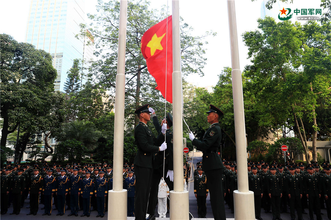 2017年7月1日，駐香港部隊舉行升國旗儀式慶祝香港回歸祖國20周年。