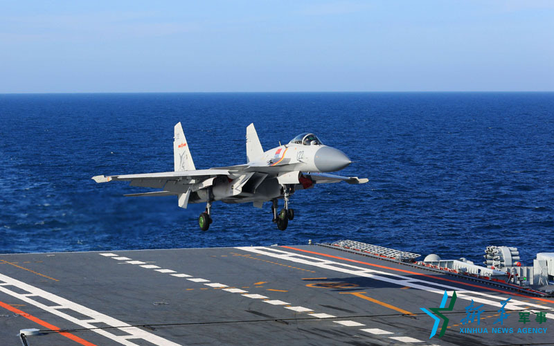 7月1日，一架殲-15艦載戰斗機在遼寧艦飛行甲板降落。新華社記者 曾濤 攝