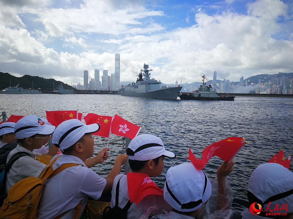 “辽宁号”航母编队驶入香港海域，吸引大量香港市民围观欣赏。李华敏 摄