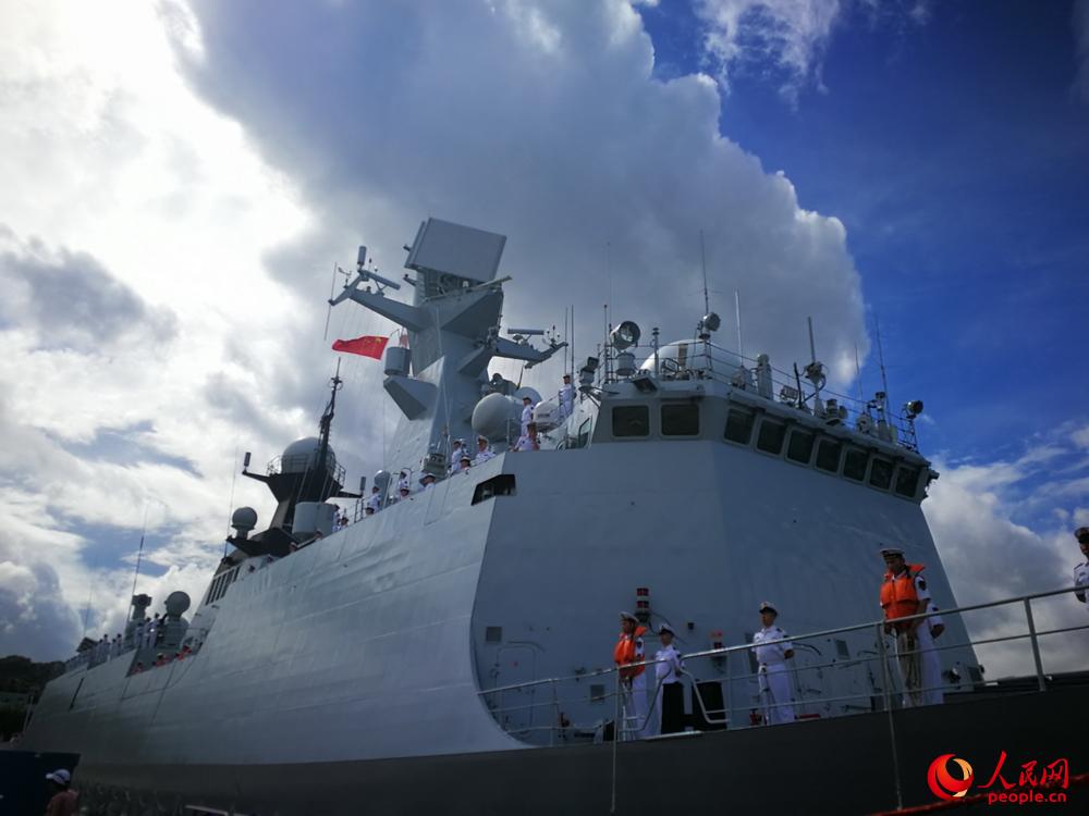 “辽宁号”航母编队属舰泊靠昂船洲军港。李华敏 摄