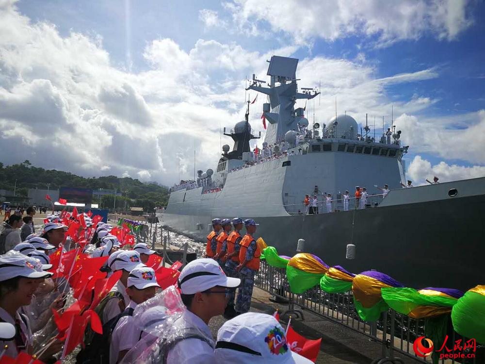 “辽宁号”航母编队属舰泊靠驻香港部队昂船洲军港。李华敏 摄