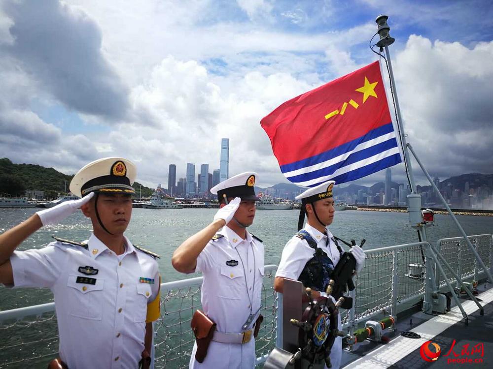 英姿飒爽的中国人民解放军海军。李华敏 摄