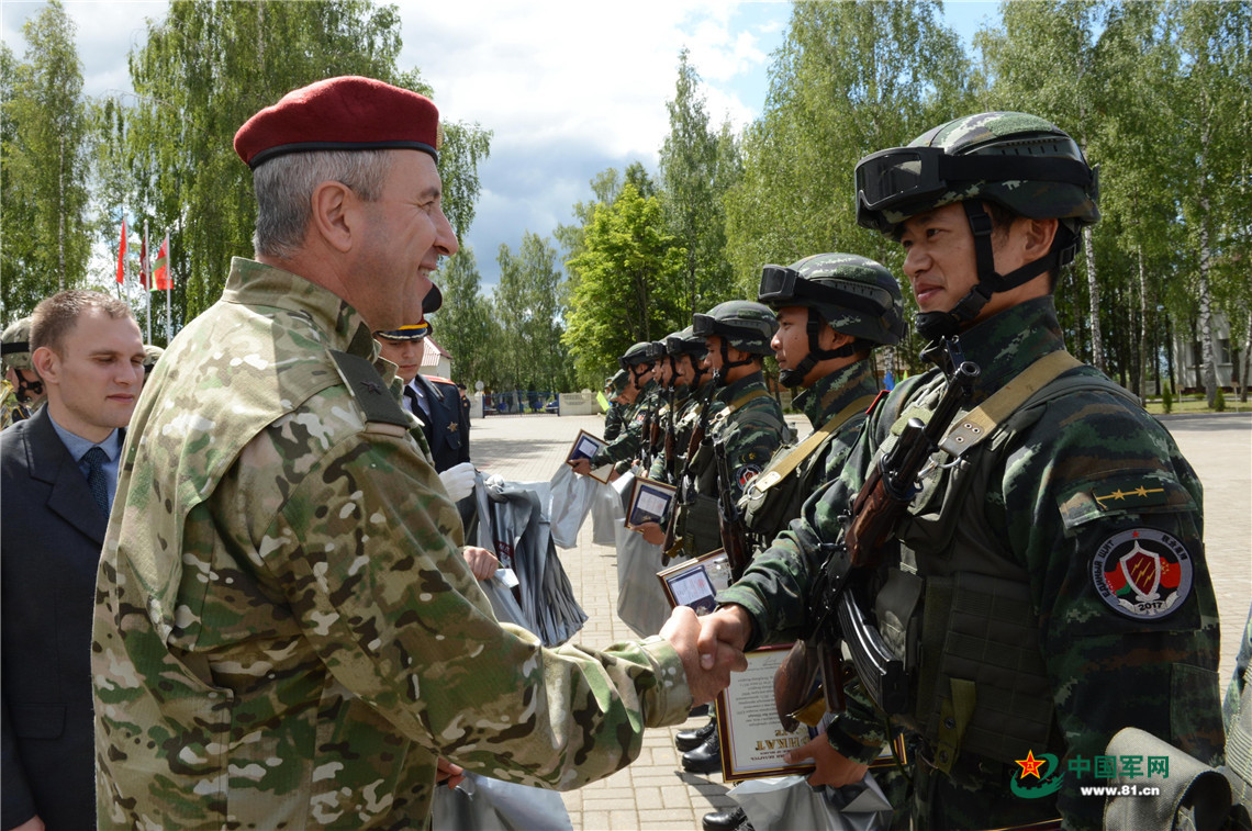 7月18日白內衛部隊司令卡拉耶夫少將向中方參訓隊員贈送紀念品。