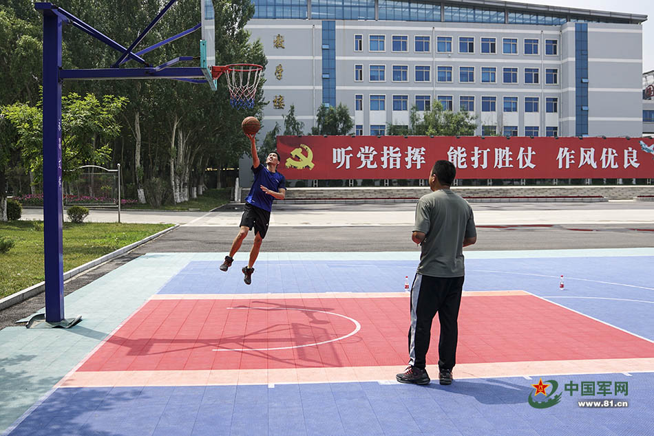 籃球技巧，飛行員們游刃有余。