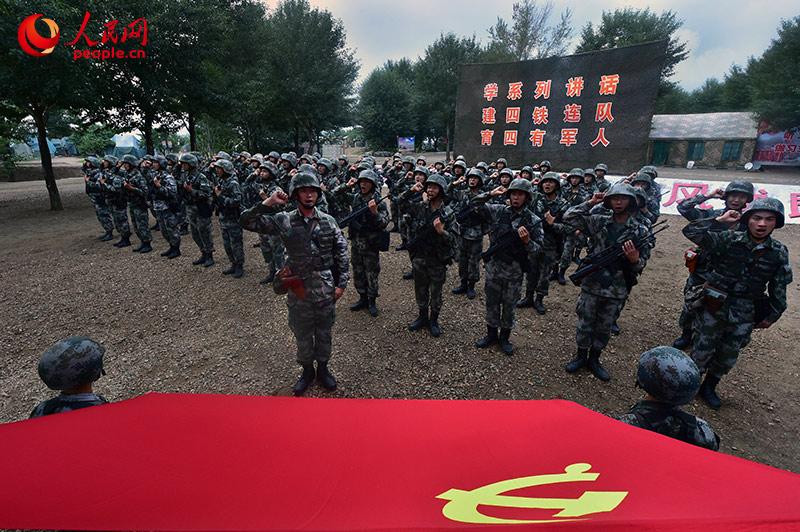 圖為執行重大任務前，三連組織官兵面對黨旗庄嚴宣誓。