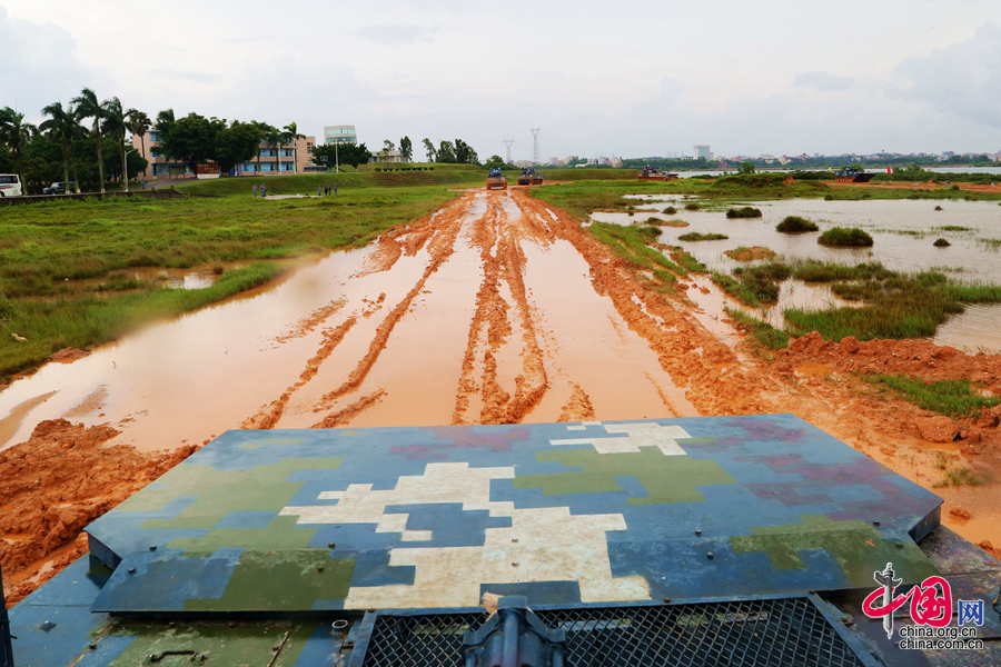 装甲步兵战车驶过泥泞路面。 摄影 裴希婷