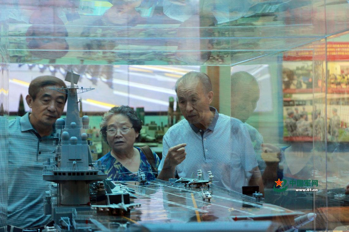 7月22日，在軍博建軍90周年主題展覽展廳內，幾位老人在觀看遼寧艦航母模型。(孫智英 馮開華 李煊攝影)