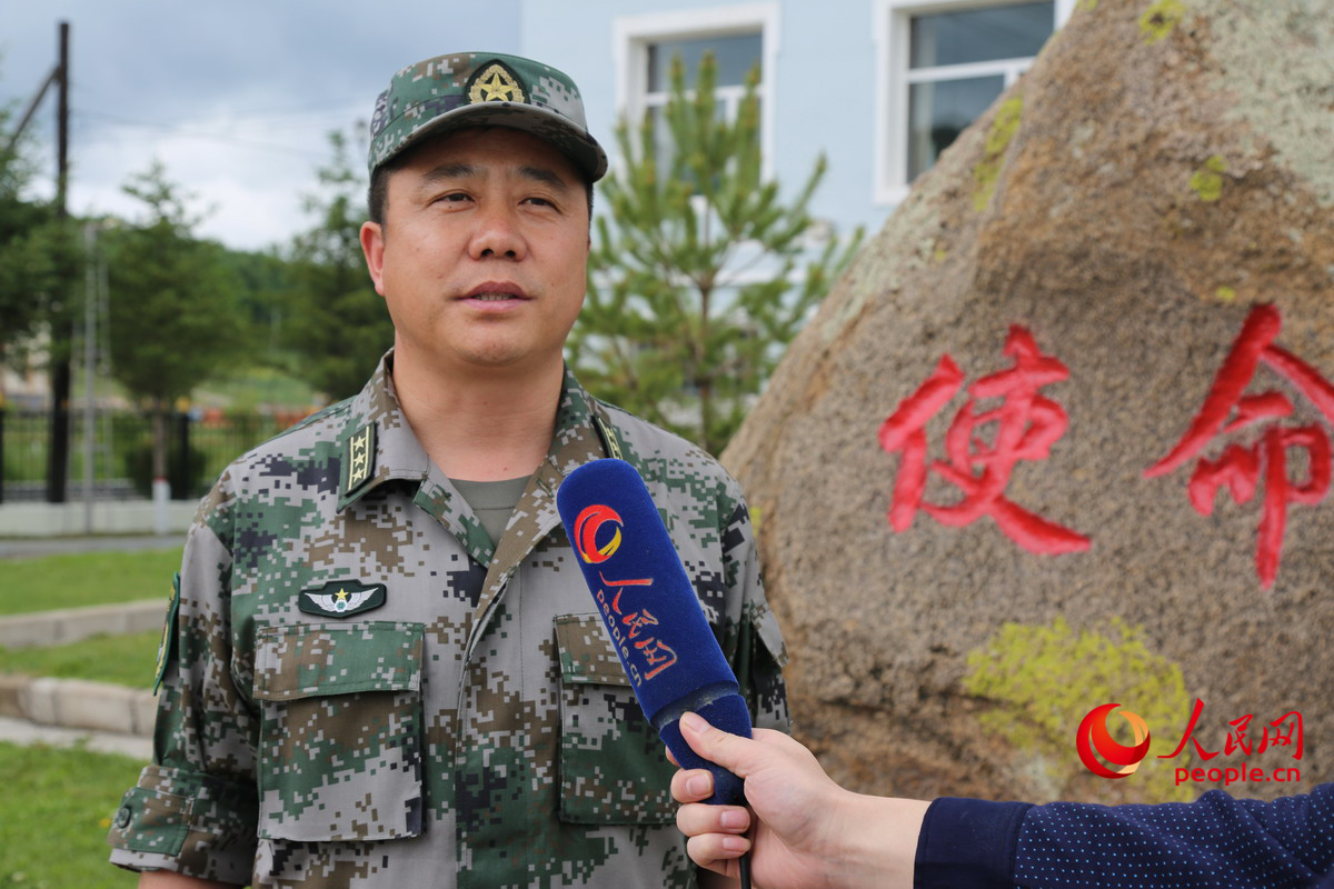 北部战区陆军边防某旅政委高慧锋接受人民网采访。
