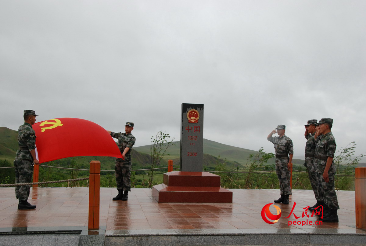 邊防戰士在中蒙邊境界碑宣誓。人民網記者唐述權 攝