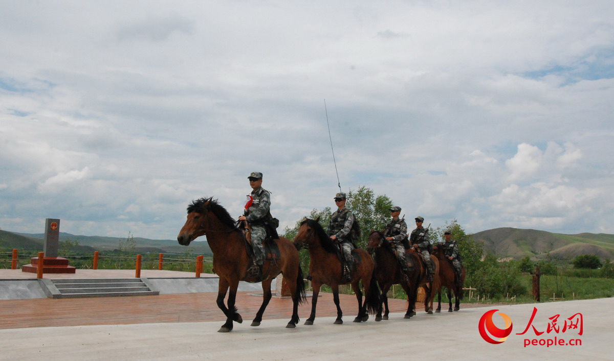 邊防戰士在中蒙邊境界碑附近騎馬巡邏。人民網記者唐述權 攝