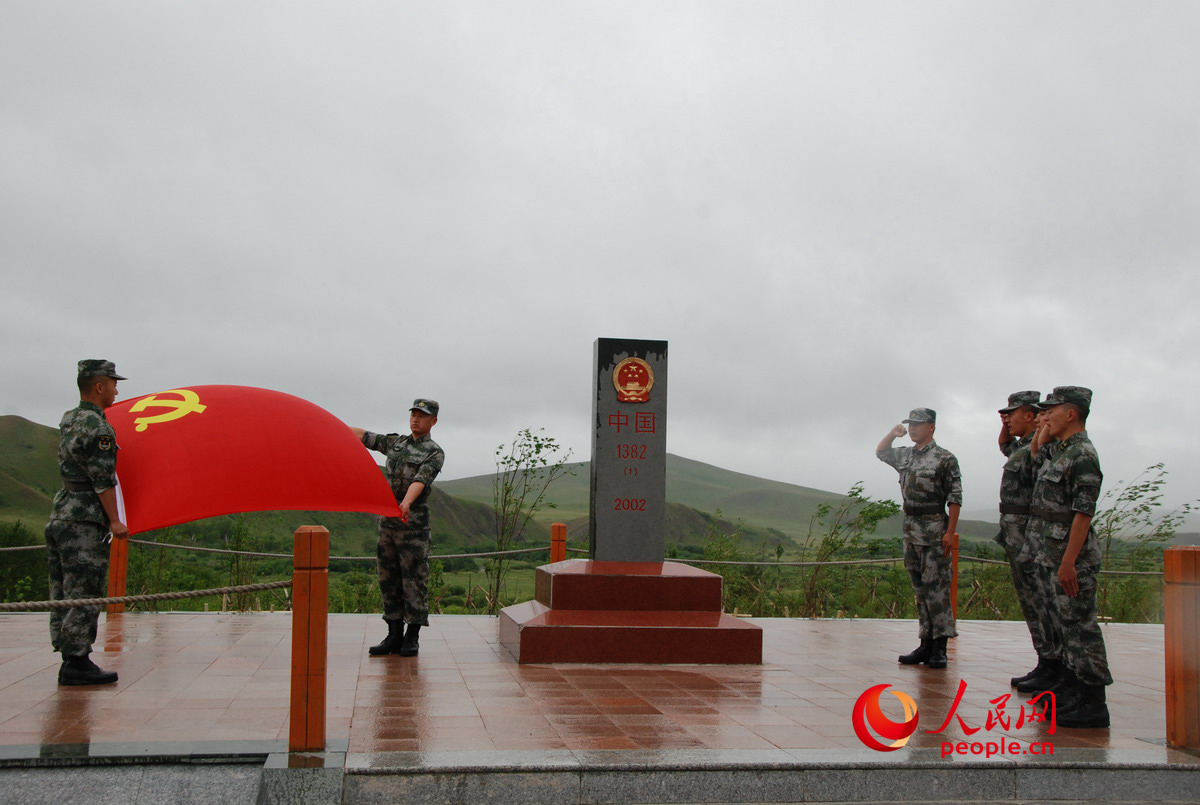 邊防戰士在中蒙邊境界碑宣誓。人民網記者唐述權 攝