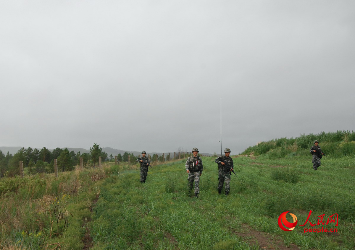 三角山邊防連戰士在中蒙邊境線鐵絲網附近徒步巡邏。人民網記者唐述權 攝