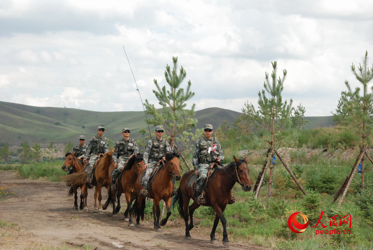 边防战士在中蒙边境线附近骑马巡逻.人民网记者唐述权 摄