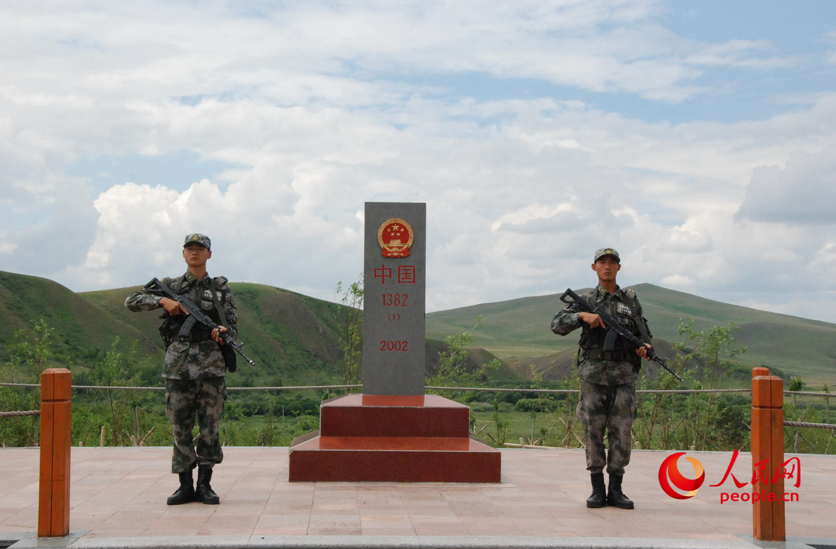 邊防戰士在中蒙邊境界碑站崗值守。人民網記者唐述權 攝