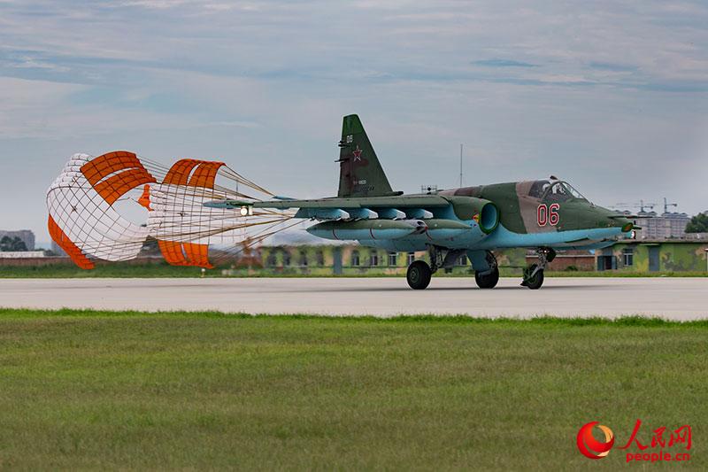 俄空天軍蘇-25帶傘滑行。