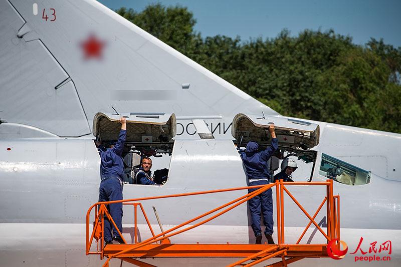 俄軍飛行員打開艙蓋，准備下機。