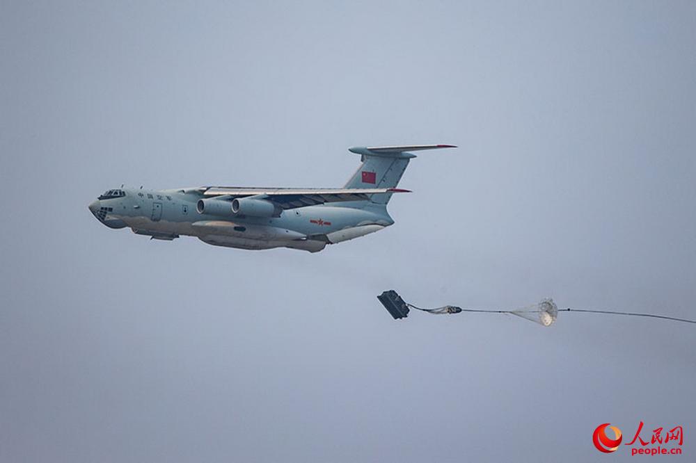 中國空軍伊爾-76飛機進行空投作業