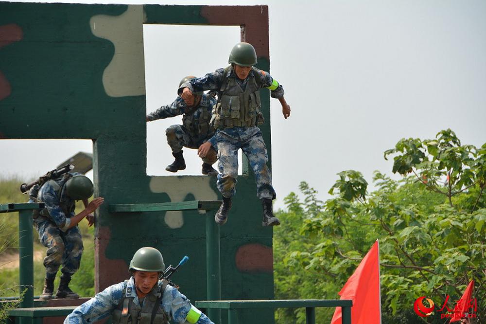 中國隊員通過障礙物。田凱 攝