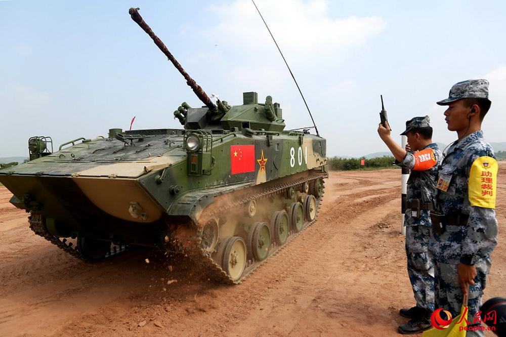 中國隊戰車沖出出發線。曾海源攝