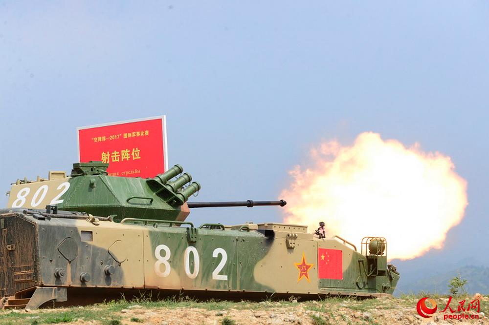 中國戰車正在射擊。方超攝