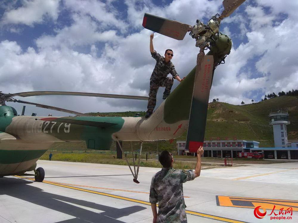 高清:西部战区陆军第二批陆航直升机飞抵九寨