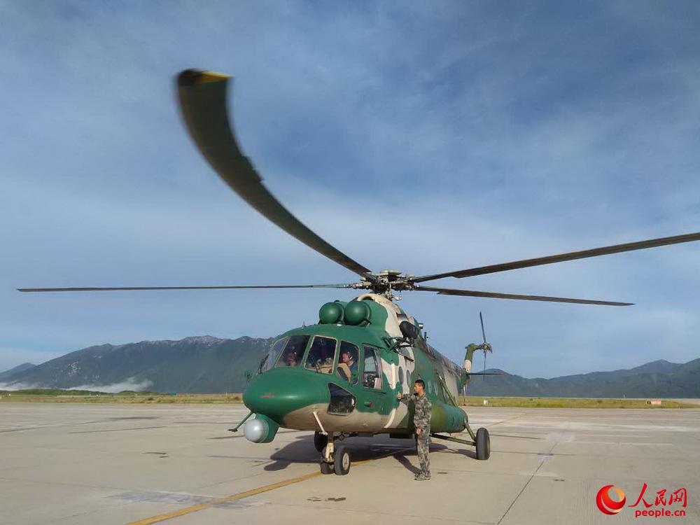 高清：陸航直升機搭載國家地震救援隊飛赴震中