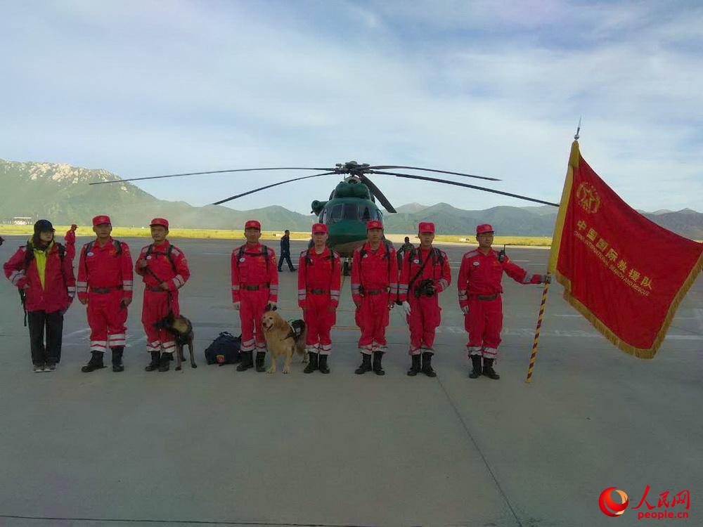 高清：陸航直升機搭載國家地震救援隊飛赴震中【2】